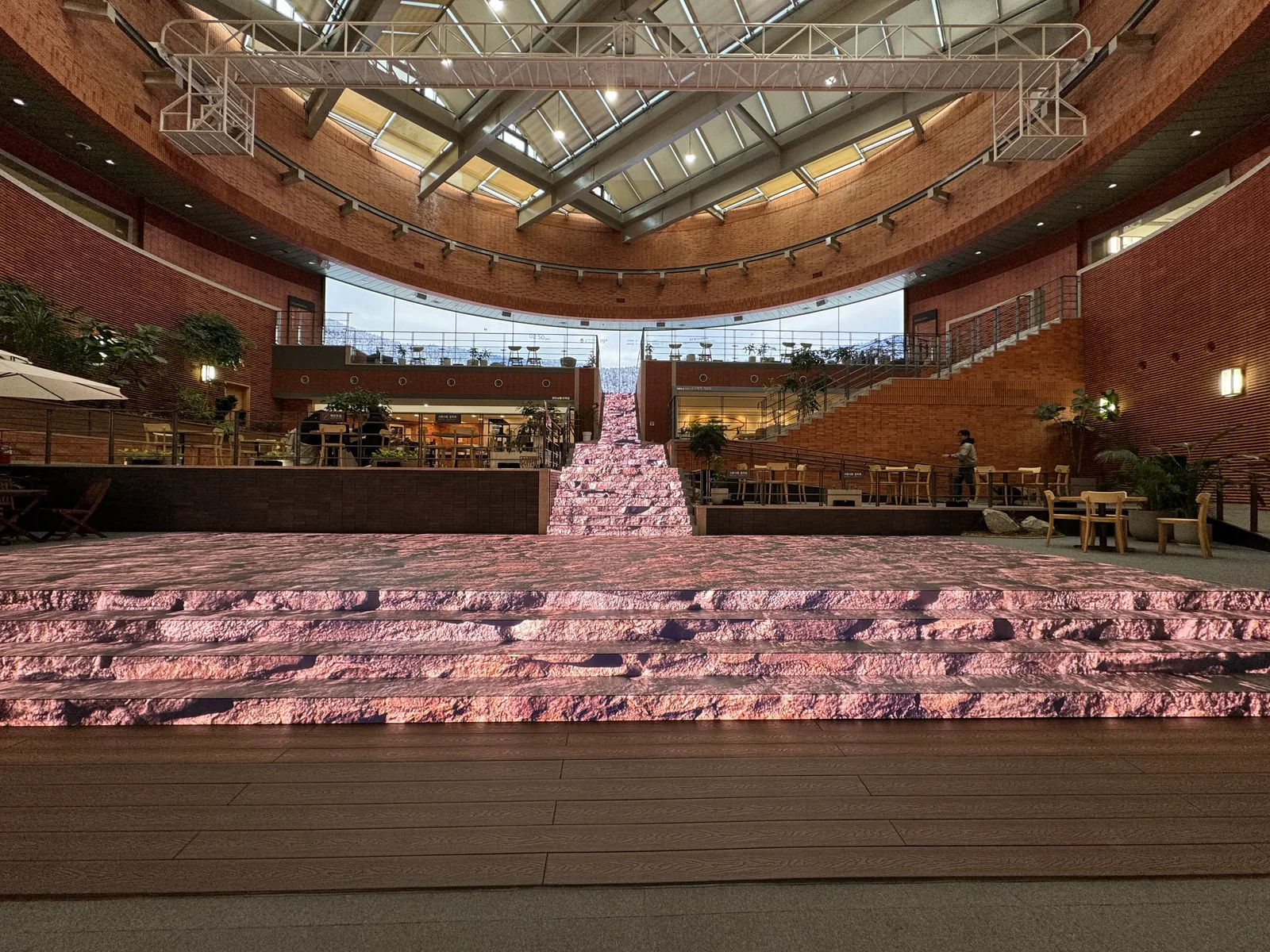 국립춘천박물관 곡면 LED 화면과 중앙 LED 계단 유지보수 대상 전경