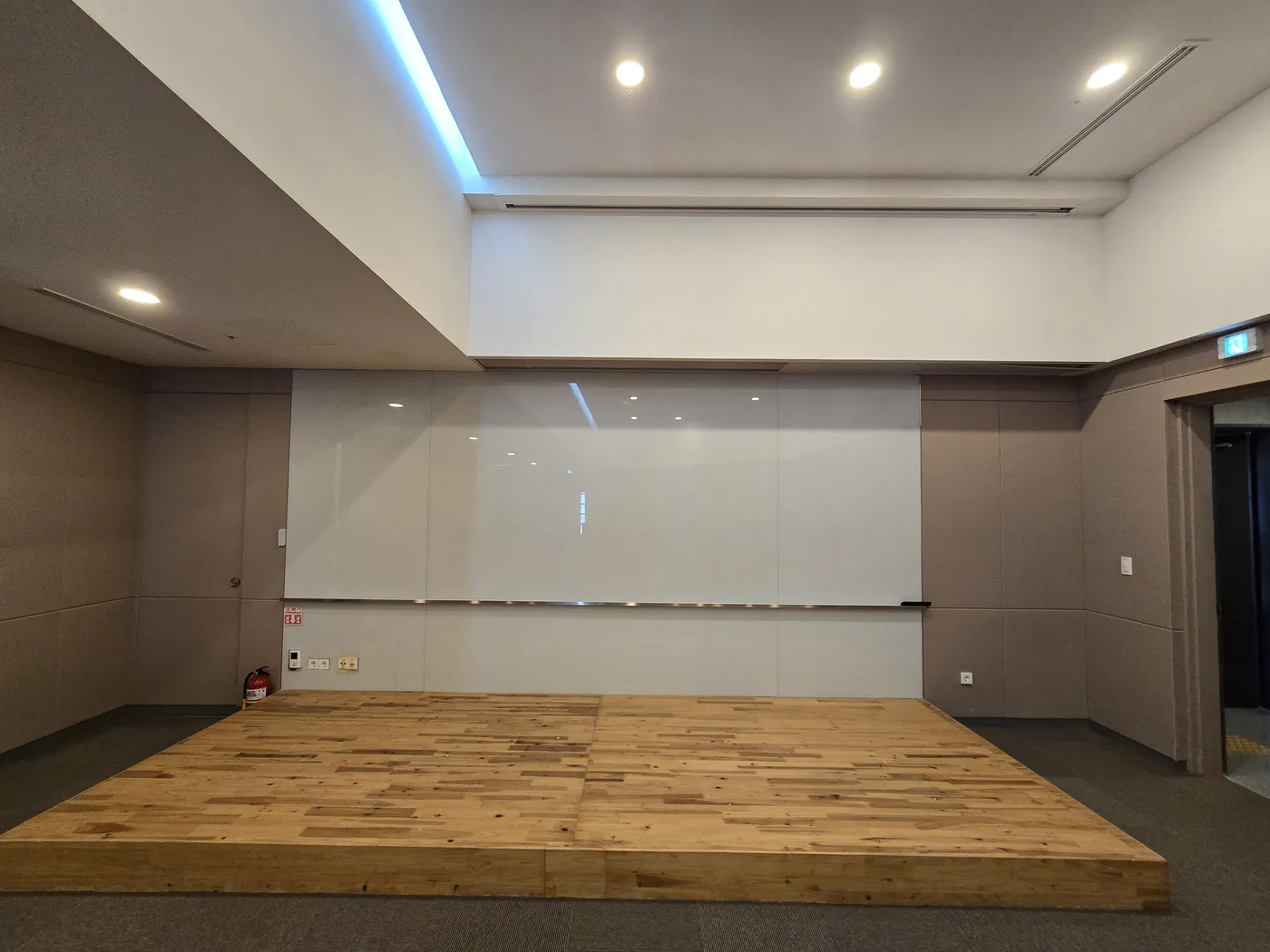 손양원기념관 LED 설치 전 전시 벽면